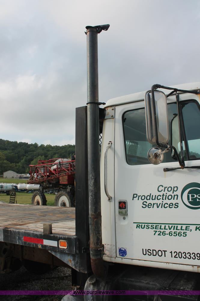 image for item C2653 1981 International F2275 flatbed truck