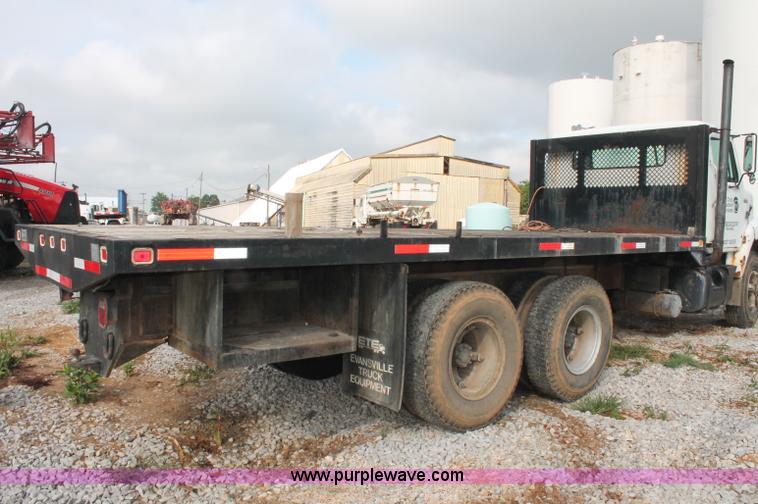 image for item C2653 1981 International F2275 flatbed truck