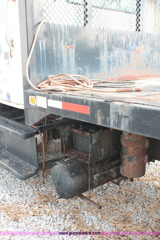image for item C2653 1981 International F2275 flatbed truck