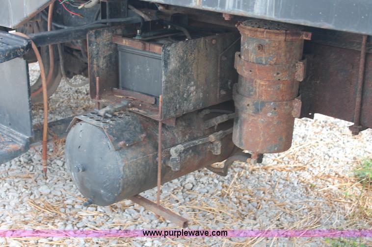 image for item C2653 1981 International F2275 flatbed truck