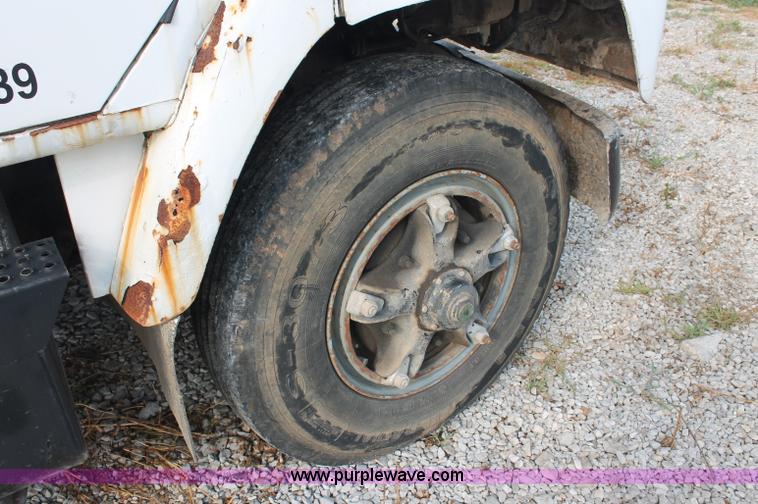 image for item C2653 1981 International F2275 flatbed truck