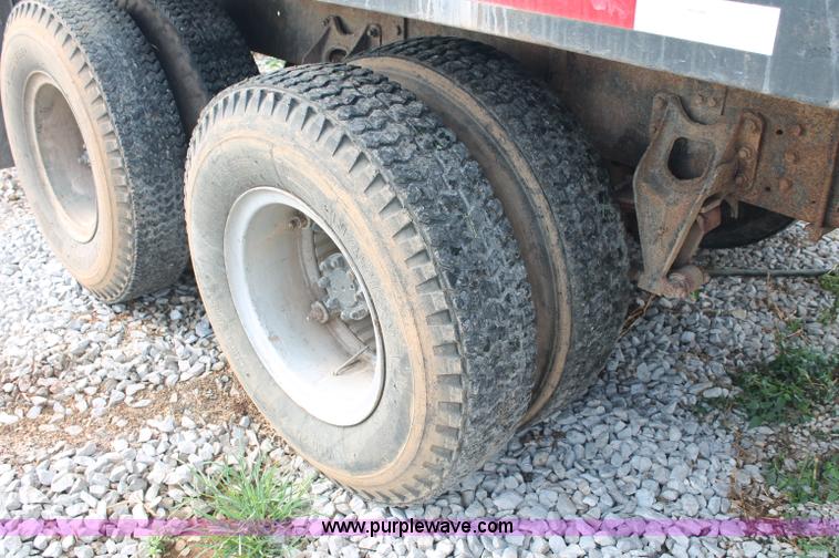 image for item C2653 1981 International F2275 flatbed truck