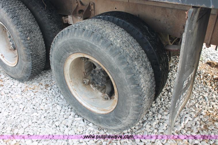 image for item C2653 1981 International F2275 flatbed truck