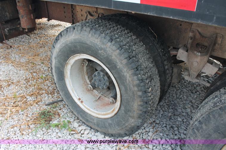 image for item C2653 1981 International F2275 flatbed truck