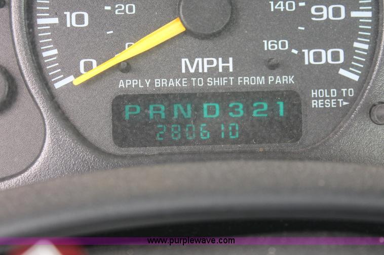 image for item C2655 2001 Chevrolet Silverado C2500 HD pickup truck