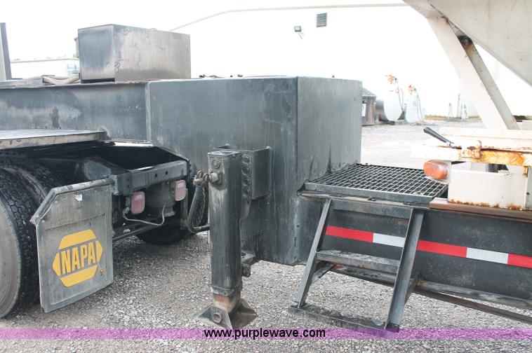 image for item C2657 2004 Willmar Side Shooter 24 fertilizer tender trailer