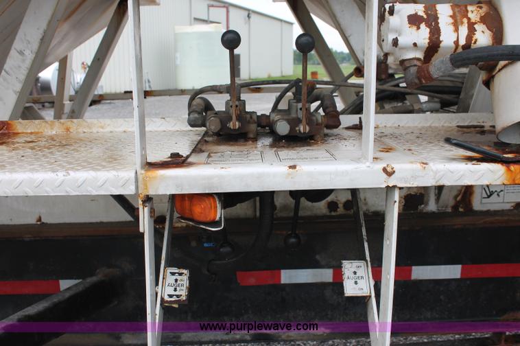 image for item C2657 2004 Willmar Side Shooter 24 fertilizer tender trailer