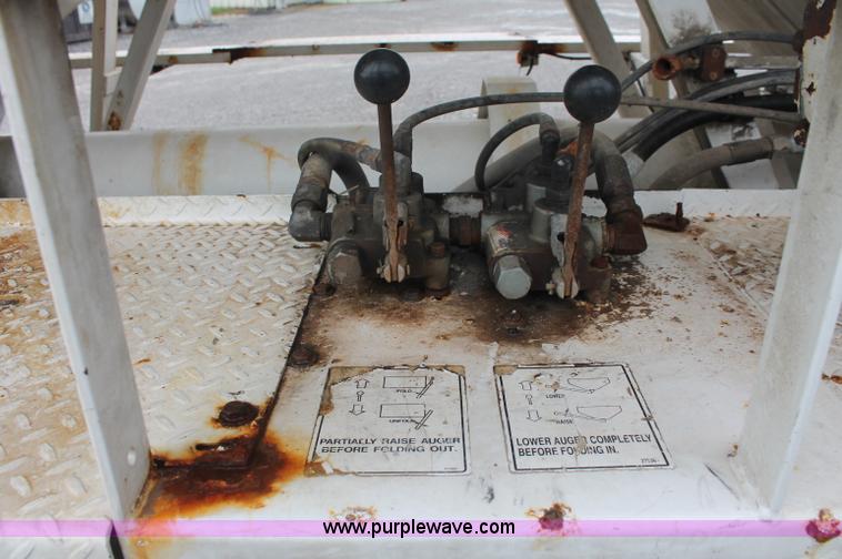 image for item C2657 2004 Willmar Side Shooter 24 fertilizer tender trailer