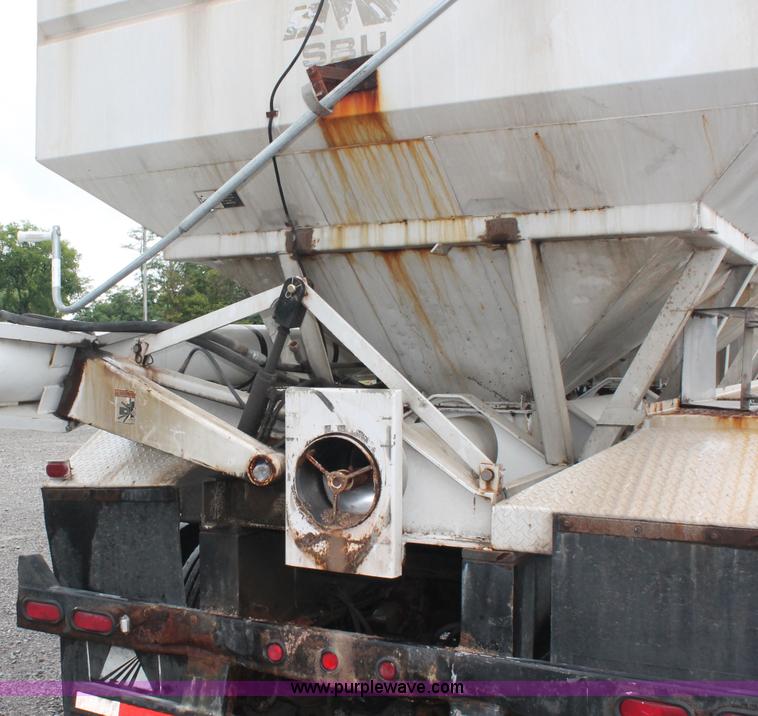 image for item C2657 2004 Willmar Side Shooter 24 fertilizer tender trailer