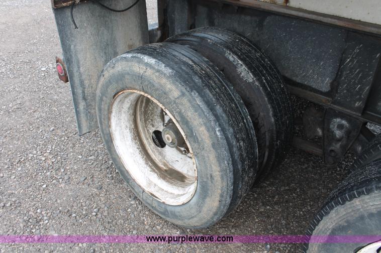 image for item C2657 2004 Willmar Side Shooter 24 fertilizer tender trailer