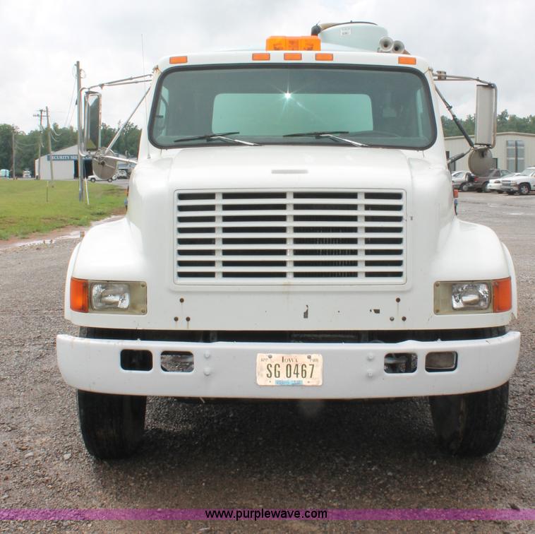 image for item C2658 1994 International 4900 flatbed truck