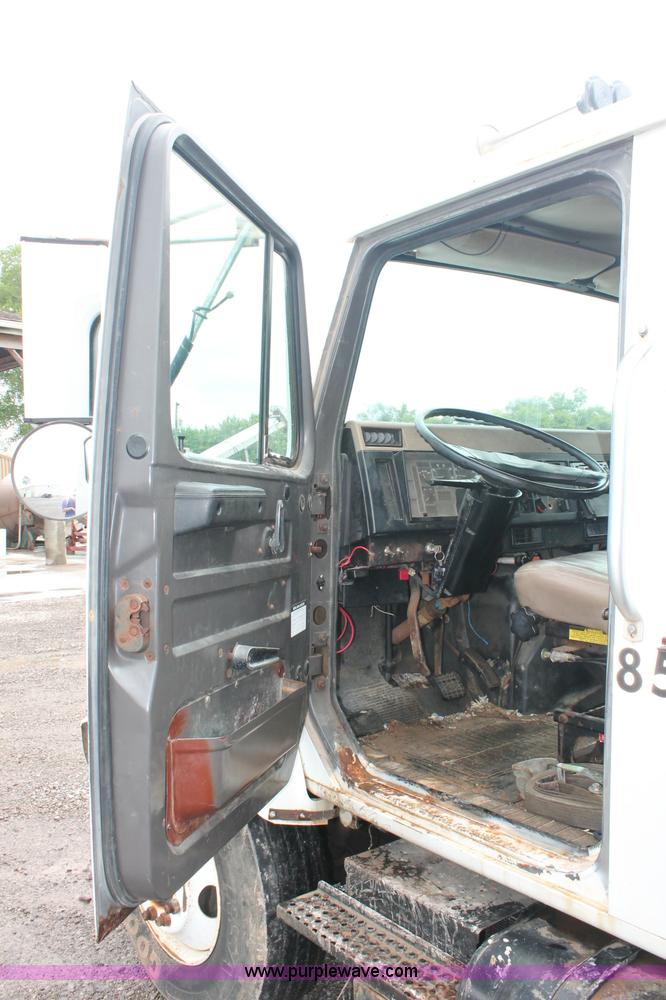 image for item C2658 1994 International 4900 flatbed truck