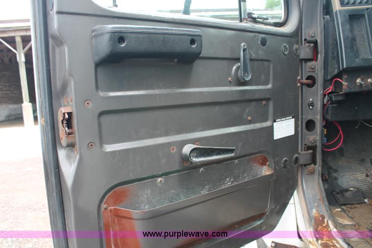 image for item C2658 1994 International 4900 flatbed truck