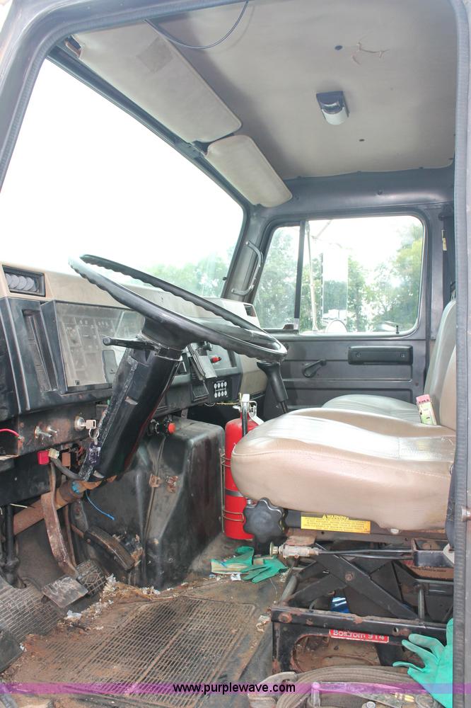 image for item C2658 1994 International 4900 flatbed truck