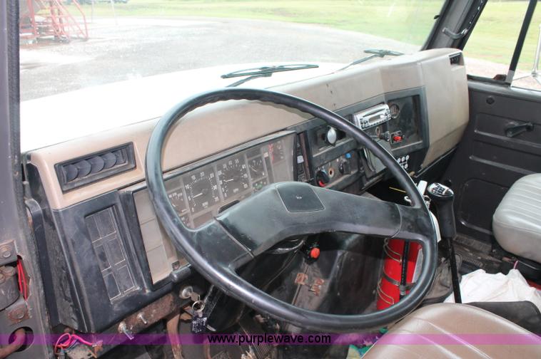 image for item C2658 1994 International 4900 flatbed truck