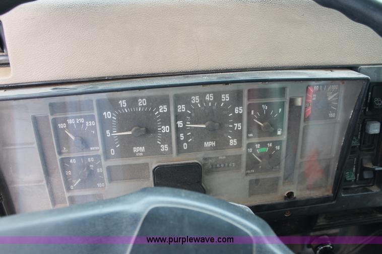 image for item C2658 1994 International 4900 flatbed truck