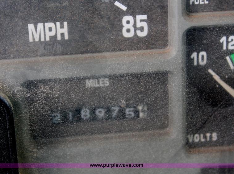 image for item C2658 1994 International 4900 flatbed truck
