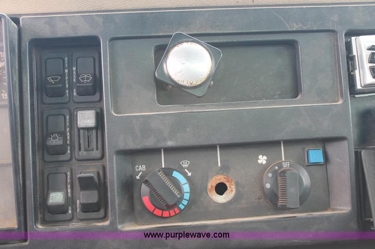 image for item C2658 1994 International 4900 flatbed truck