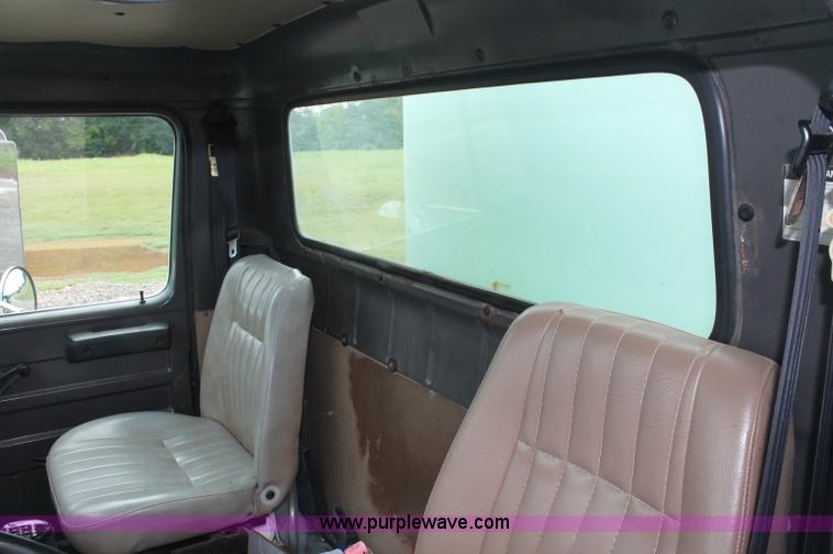 image for item C2658 1994 International 4900 flatbed truck