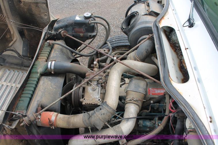 image for item C2658 1994 International 4900 flatbed truck
