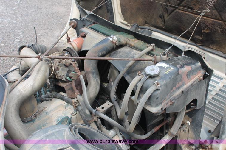 image for item C2658 1994 International 4900 flatbed truck