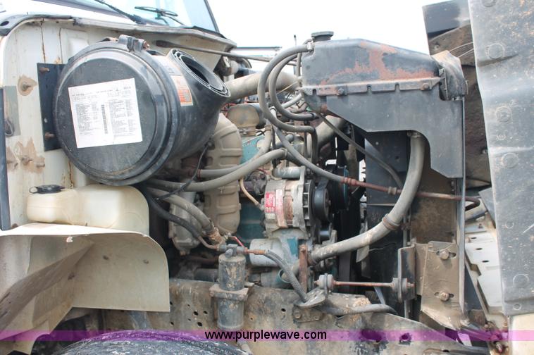 image for item C2658 1994 International 4900 flatbed truck