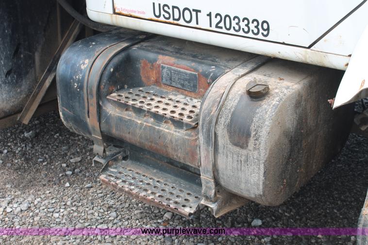 image for item C2658 1994 International 4900 flatbed truck