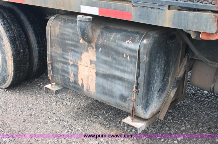 image for item C2658 1994 International 4900 flatbed truck