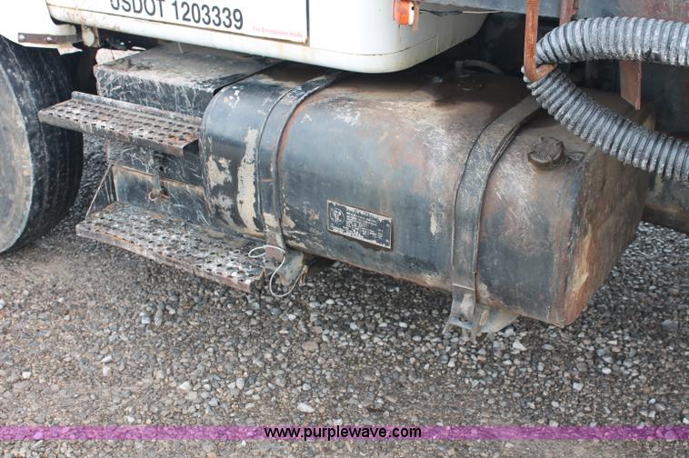 image for item C2658 1994 International 4900 flatbed truck