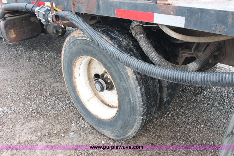 image for item C2658 1994 International 4900 flatbed truck