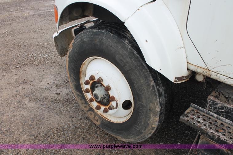image for item C2658 1994 International 4900 flatbed truck