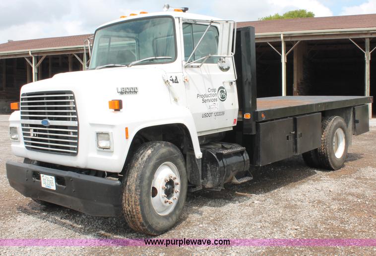 image for item C2660 1989 Ford LN8000F flatbed truck
