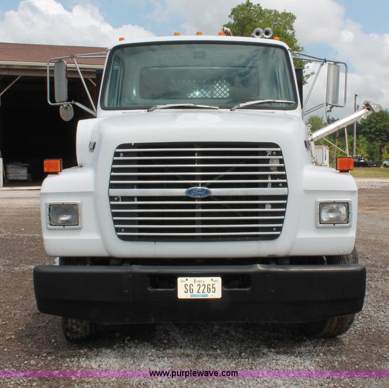 image for item C2660 1989 Ford LN8000F flatbed truck