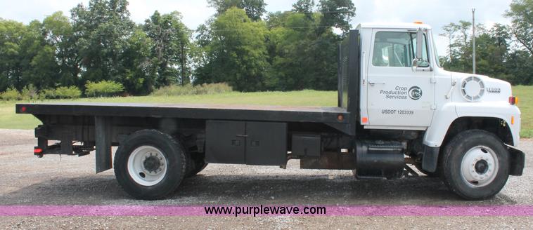 image for item C2660 1989 Ford LN8000F flatbed truck