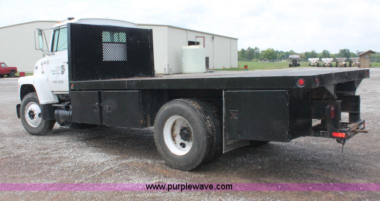 image for item C2660 1989 Ford LN8000F flatbed truck