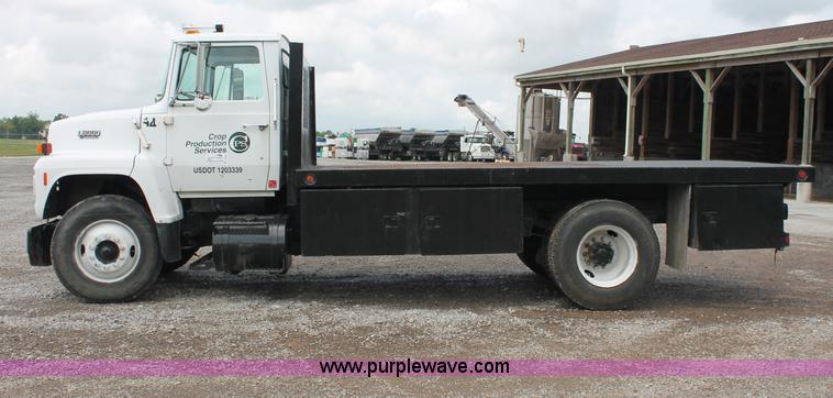 image for item C2660 1989 Ford LN8000F flatbed truck