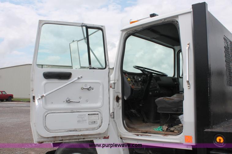 image for item C2660 1989 Ford LN8000F flatbed truck