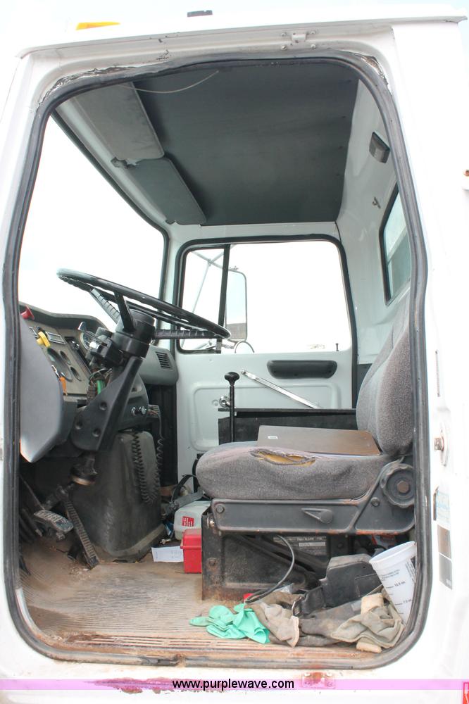 image for item C2660 1989 Ford LN8000F flatbed truck