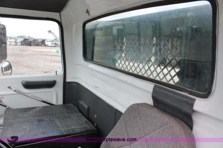 image for item C2660 1989 Ford LN8000F flatbed truck