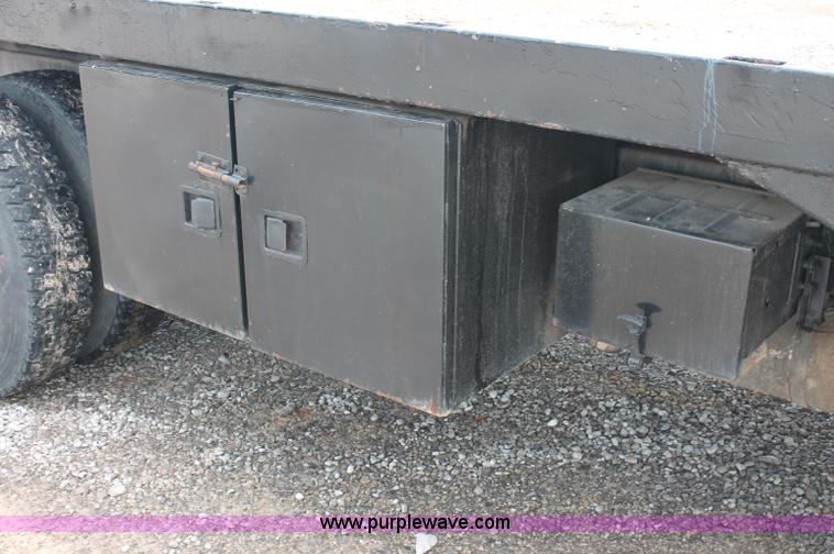 image for item C2660 1989 Ford LN8000F flatbed truck