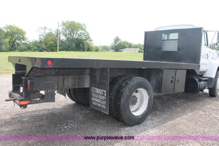 image for item C2660 1989 Ford LN8000F flatbed truck