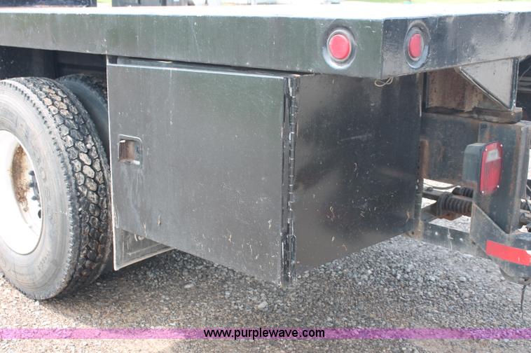 image for item C2660 1989 Ford LN8000F flatbed truck