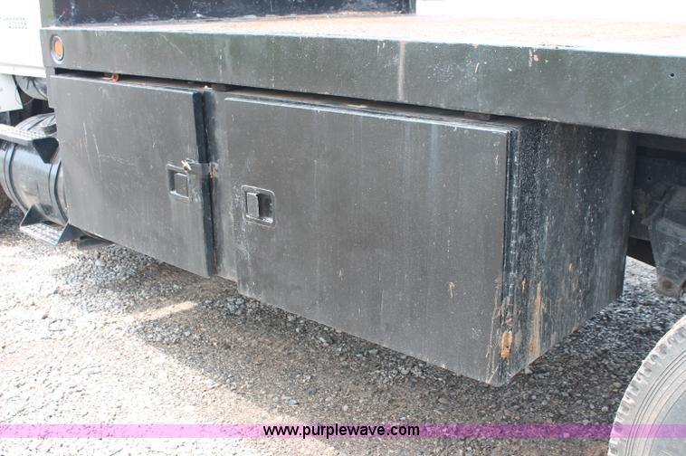 image for item C2660 1989 Ford LN8000F flatbed truck