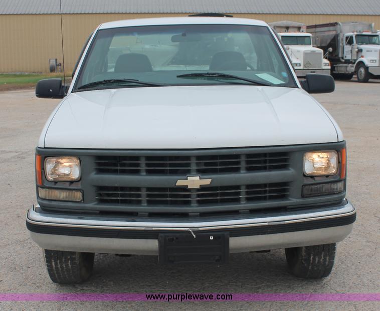 image for item C2676 1999 Chevrolet C2500 pickup truck