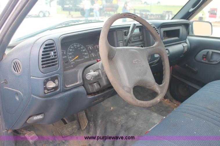 image for item C2676 1999 Chevrolet C2500 pickup truck