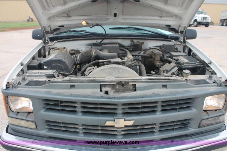 image for item C2676 1999 Chevrolet C2500 pickup truck