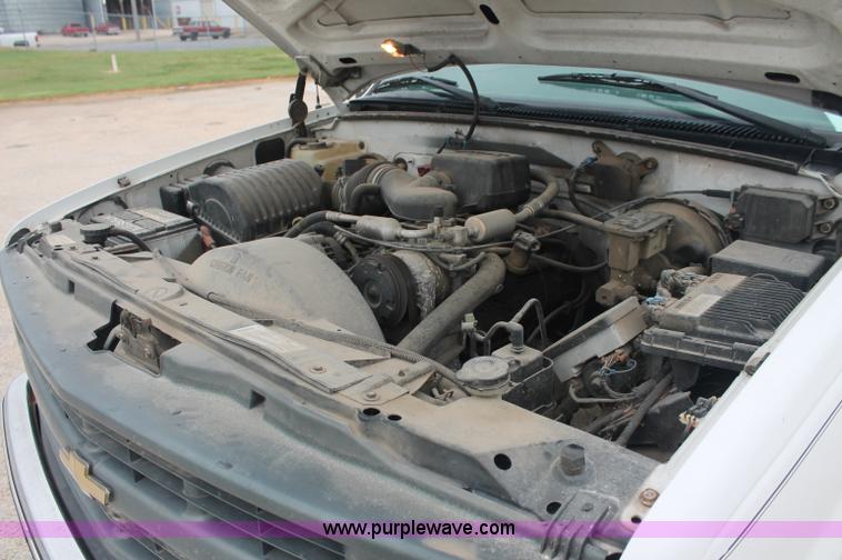 image for item C2676 1999 Chevrolet C2500 pickup truck