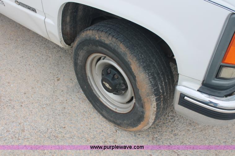 image for item C2676 1999 Chevrolet C2500 pickup truck