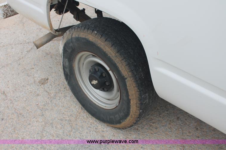 image for item C2676 1999 Chevrolet C2500 pickup truck