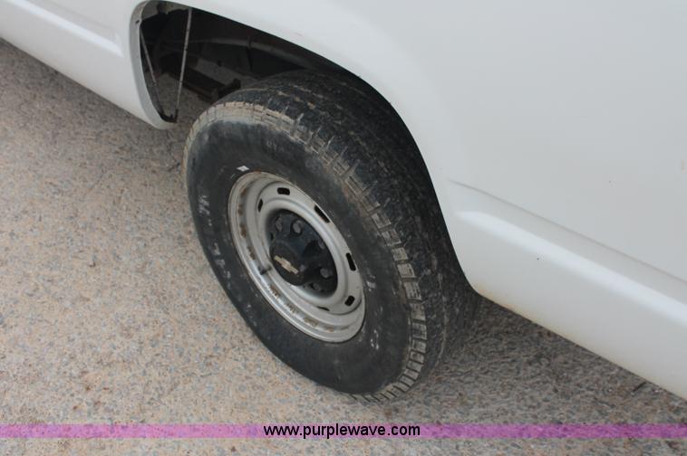 image for item C2676 1999 Chevrolet C2500 pickup truck